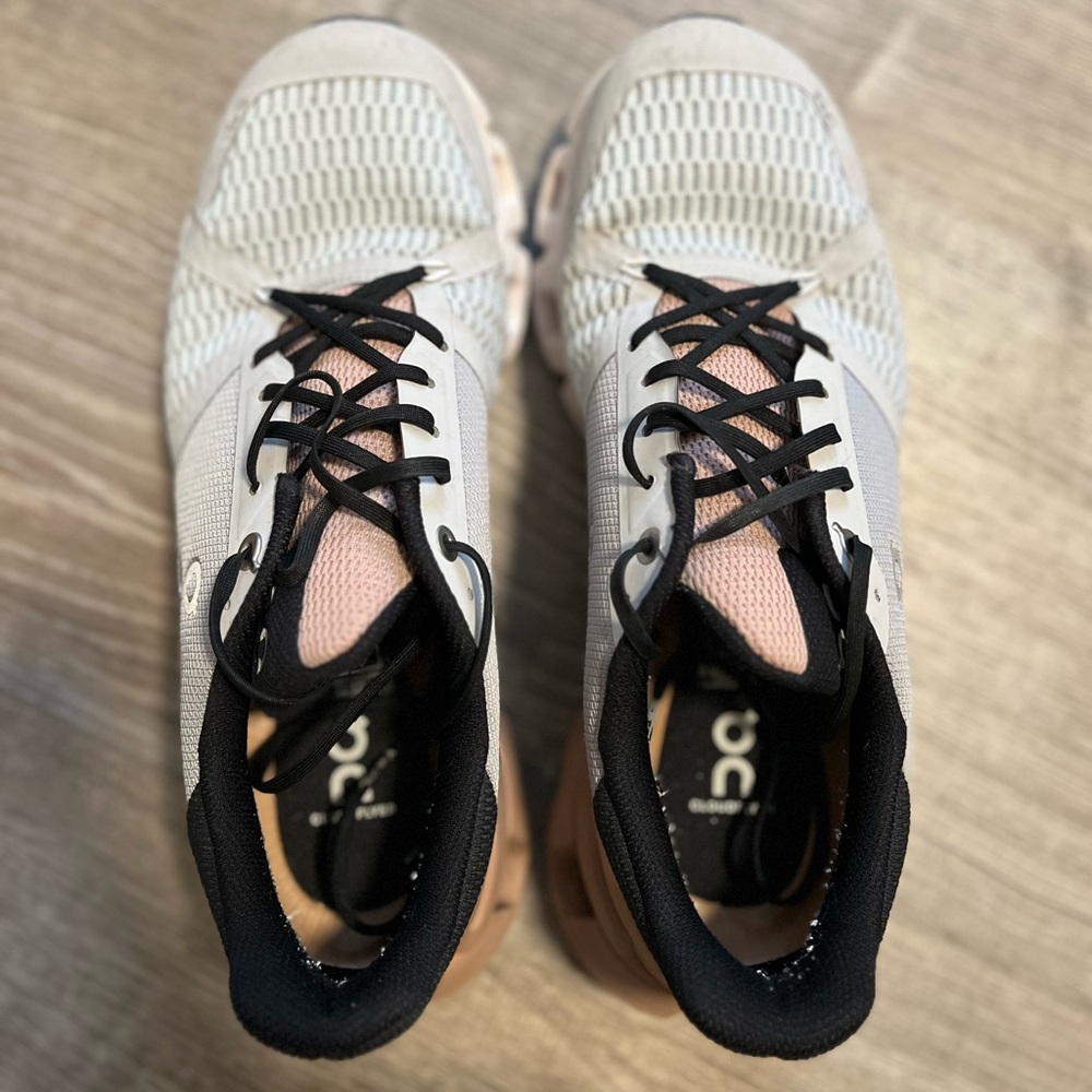 On Cloudflyer - image 1